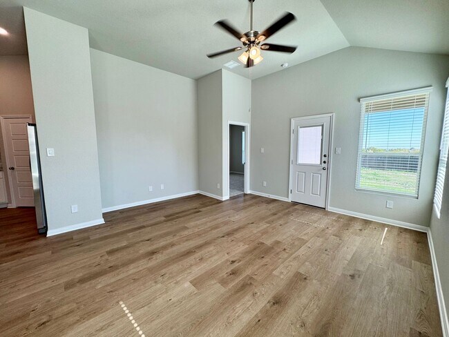 Building Photo - Stunning 3x2 Luxury Duplex in Buda, TX!