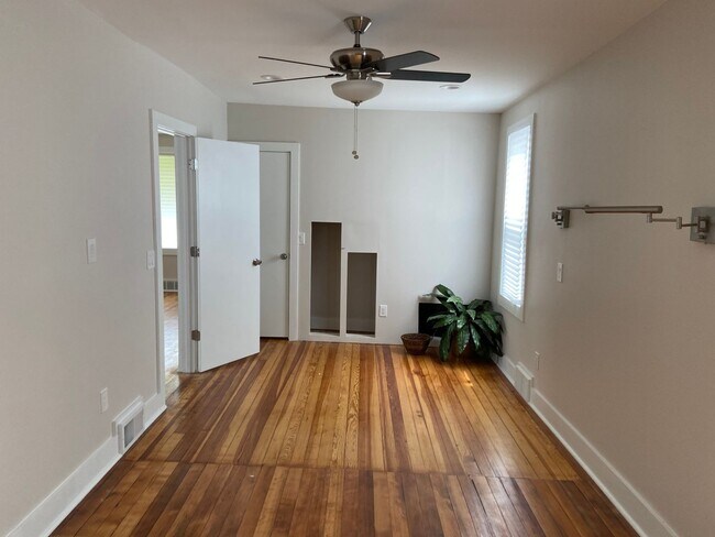 Building Photo - $1,600 - One of a Kind Bungalow in Hamtramck