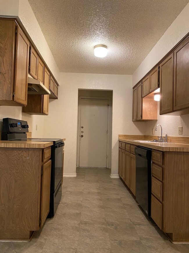 Building Photo - Half Duplex ready for immediate move-in!