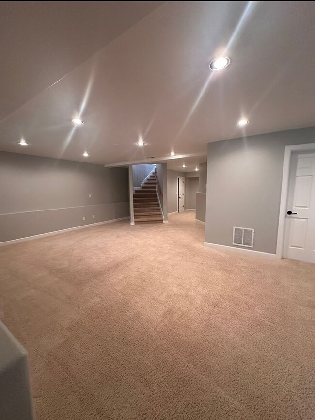 Building Photo - Stunning 3 level home with beautiful views