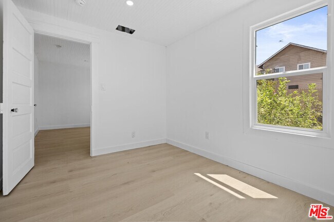 Building Photo - 934 S Mott St