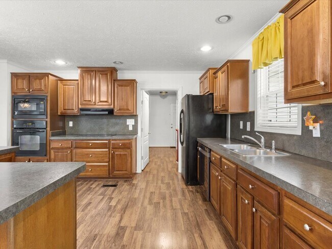 Building Photo - 5010 Blake Dr