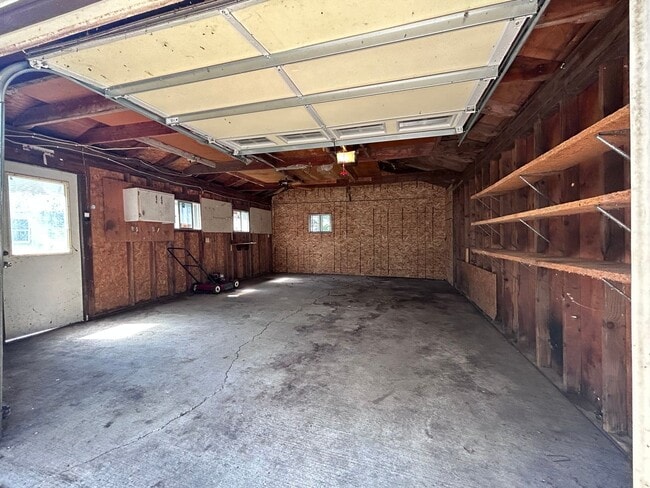 Building Photo - 3 Bed 2 Bath Single Family Home