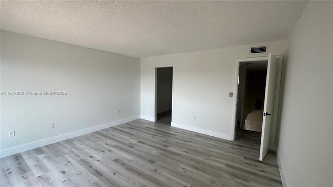 Building Photo - 9359 Fontainebleau Blvd