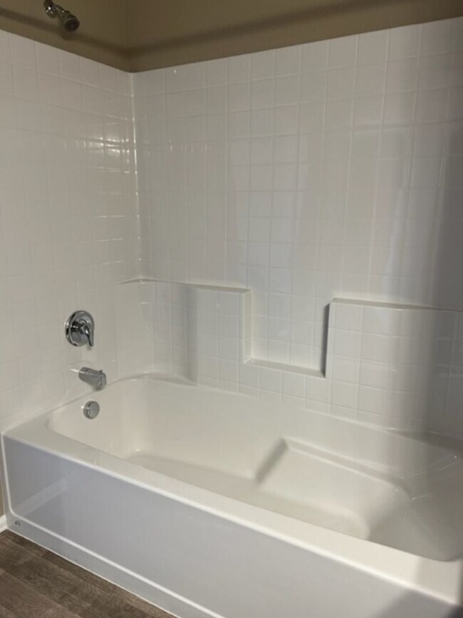 Building Photo - PRACTICALLY NEW 3 Bedroom Townhome