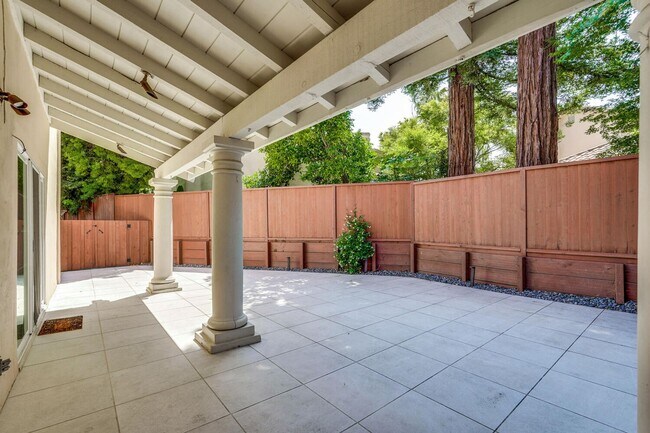 Building Photo - Beautiful and spacious 3 bedroom 2.5 bath ...