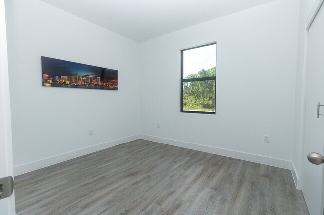 Building Photo - 1121 Deauville St E