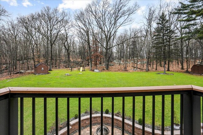 Building Photo - 338 Clove Rd