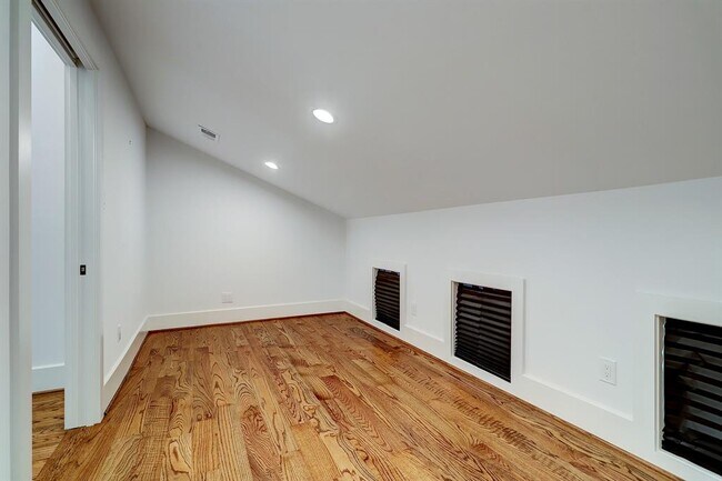 Building Photo - 1733 Vassar St