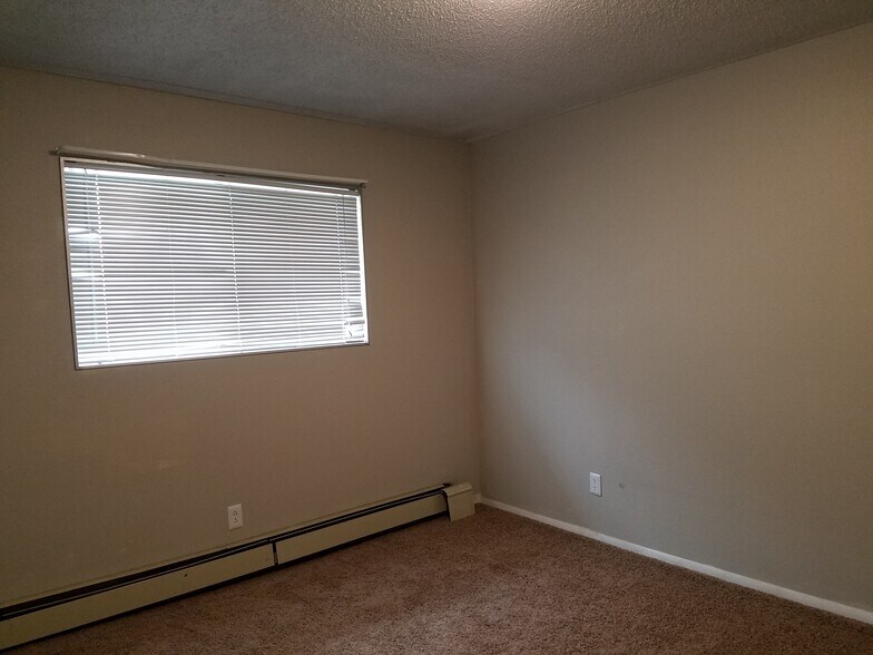 Building Photo - 215 River View Dr