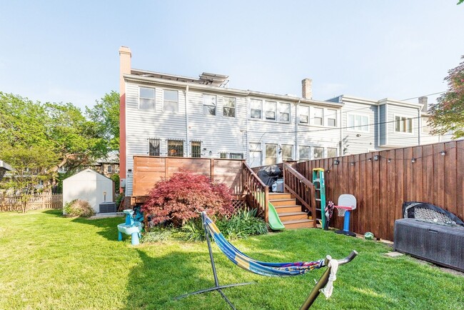 Building Photo - Unbeatable Family Home in the City w/ Park...