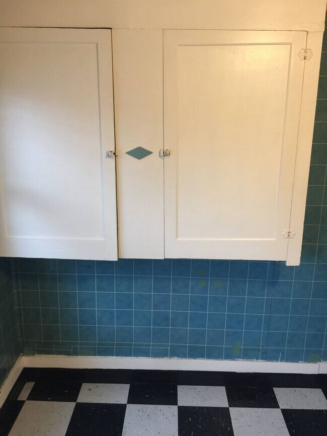 Building Photo - Very unique upper 1bed, great location! Ta...