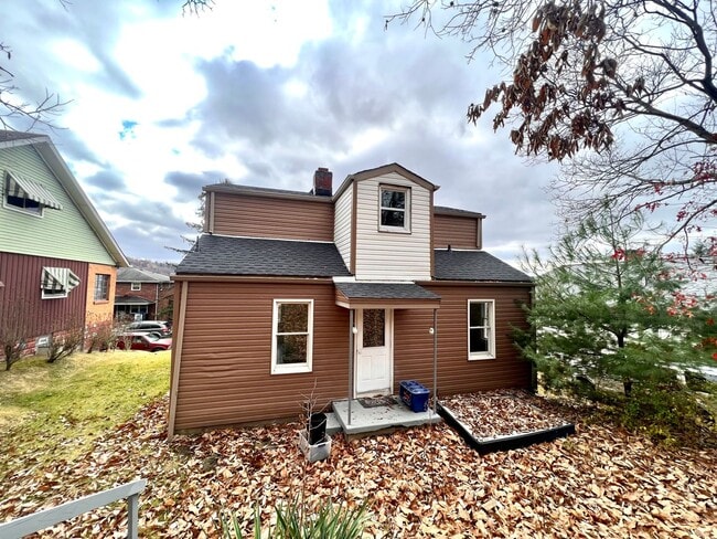 Building Photo - Aliquippa - Stunning 3 Bedroom 1 Bathroom Home