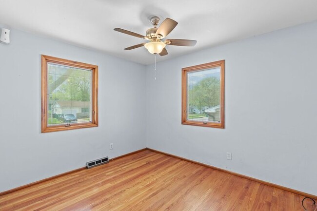 Building Photo - 515 Topaz Ave