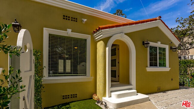 Building Photo - 257 N La Peer Dr