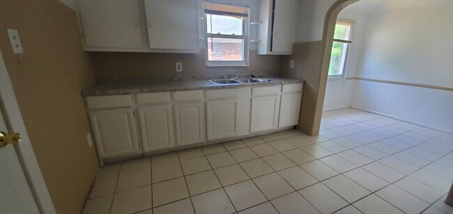 Building Photo - Roselawn