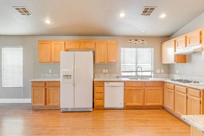 Building Photo - WONDERFUL 3 BEDROOM PLUS DEN 1 STORY HOME....