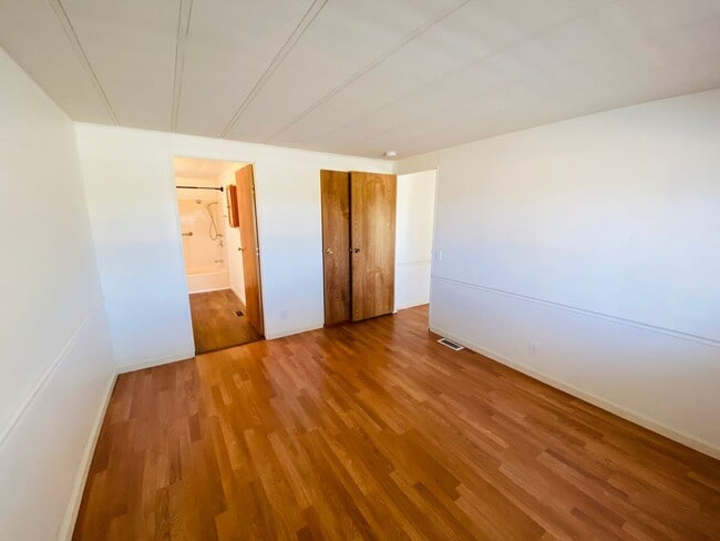 Building Photo - Cute Country Home on 1 Acre!