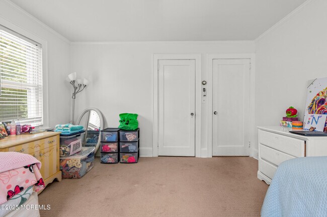Building Photo - 562 N Edgemere Dr
