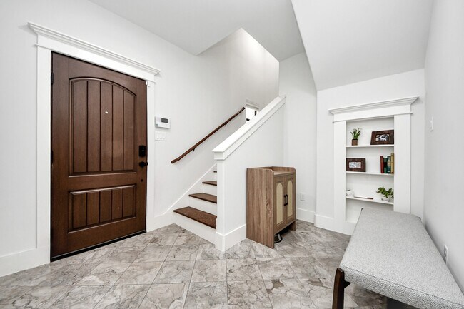 Building Photo - 916 W 20th St