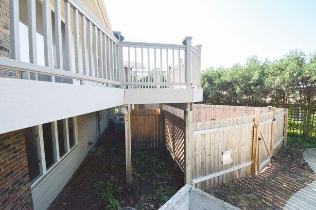 Building Photo - 6 Bed, 3.5 Bath Home for Rent – Retro Char...