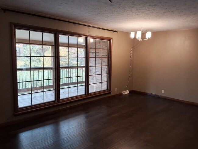 Building Photo - Oak Ridge 37830 - 4 bedroom 2.5 bath - call Sharon Arnwine 865-313-7215