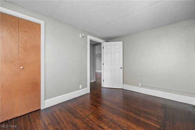Building Photo - 1063 W 21st St
