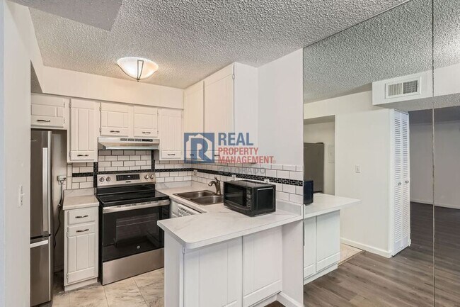 Building Photo - 5300 E Cherry Creek S Dr