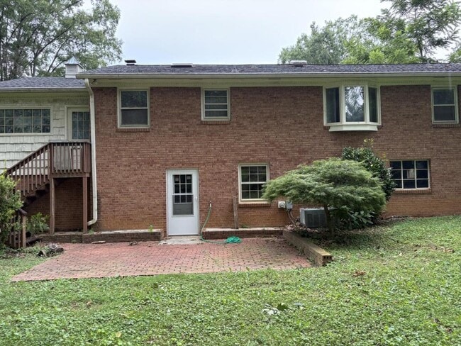 Building Photo - 1660 Thompson Dr