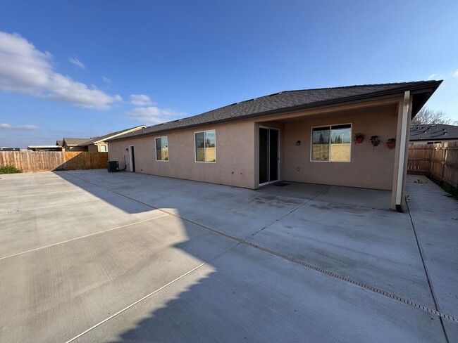 Building Photo - Newer home for rent in Visalia