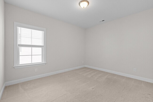 Building Photo - 1929 Latham Oaks Ave