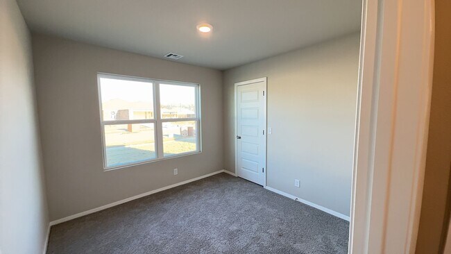 Building Photo - Welcome to this beautiful 4 bed, 2 bath ho...