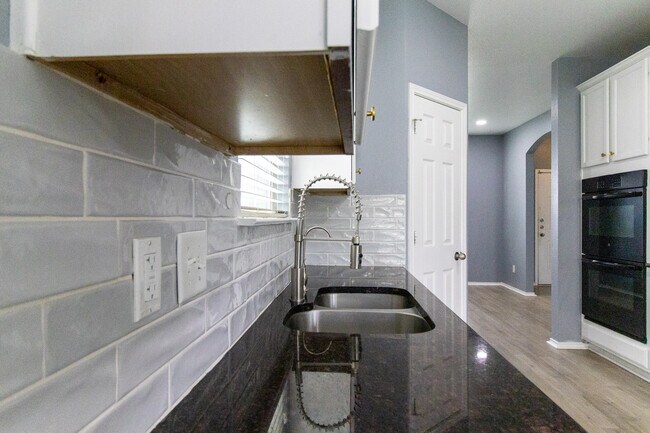 Building Photo - 6505 Clear Brook Dr