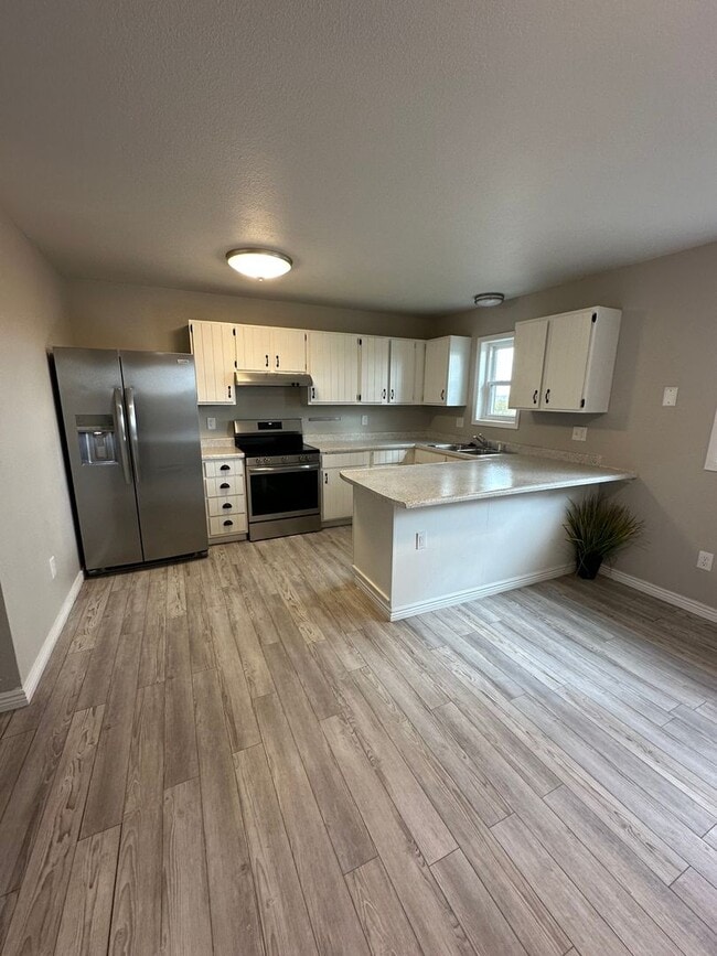 Building Photo - BEAUTIFULLY UPDATED 3 BEDROOM, 2 BATHROOM TWIN HOME WITH ATTACHED 1 CAR GARAGE