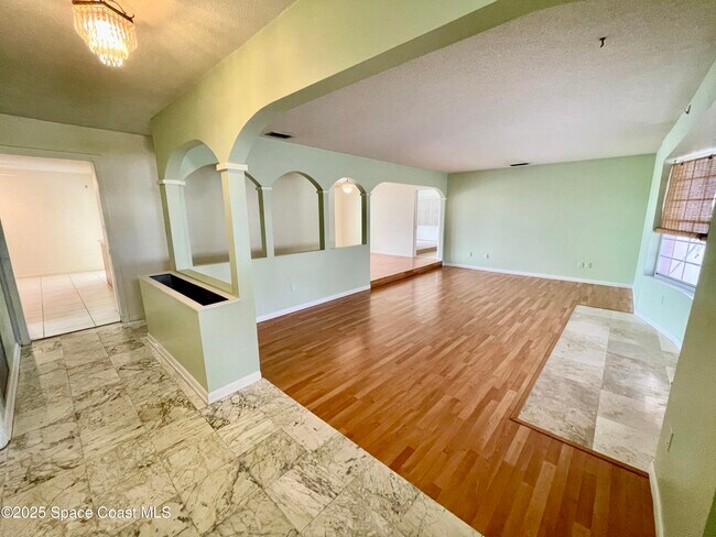 Building Photo - 48 Country Club Rd