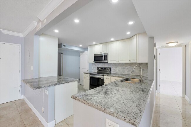 Building Photo - 405 N Ocean Blvd