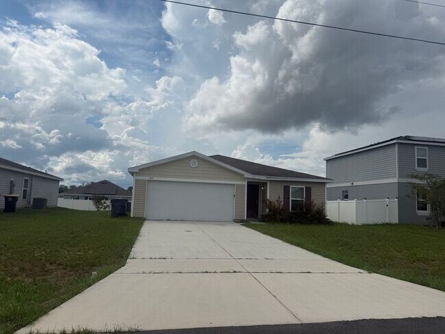 Building Photo - Comfortable and spacious Home in Poinciana Village 7