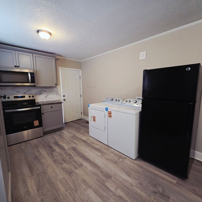 Building Photo - Brick ranch with 2 bedrooms