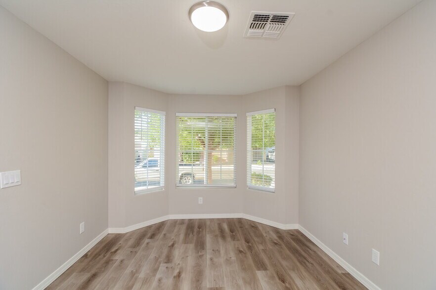 Building Photo - 15438 W Mercer Ln