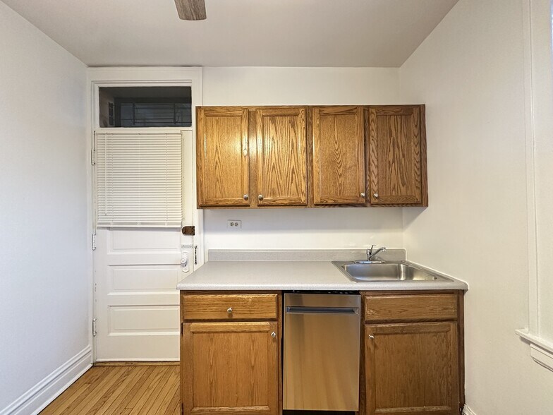 Building Photo - 1913 W Larchmont Ave