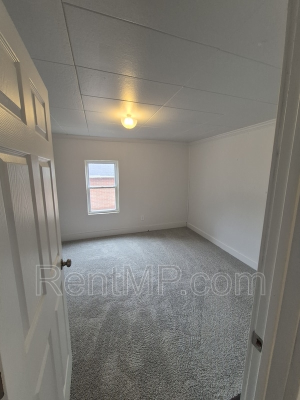 Building Photo - 1012 S Lansing St