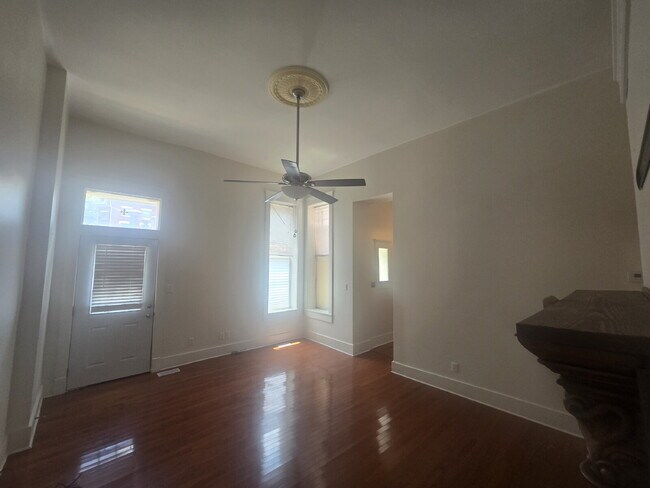 Building Photo - "2-Bed Condo with Gleaming Hardwood Floors...