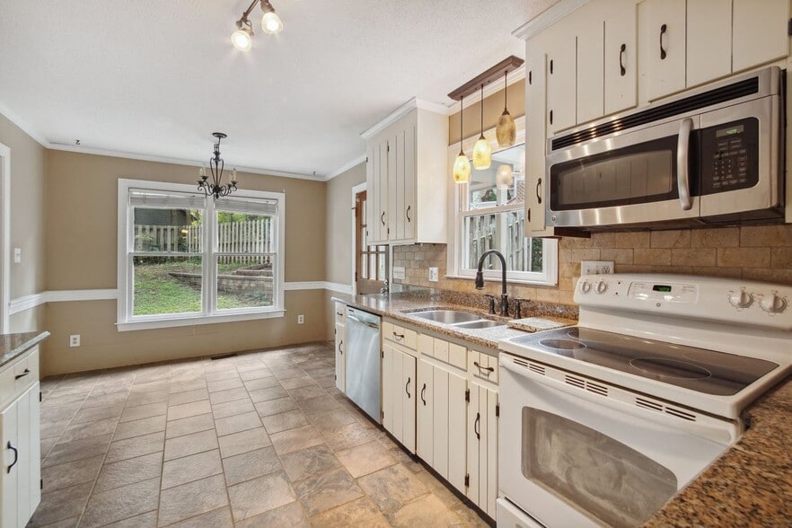 Building Photo - 7445 Deer Track Dr