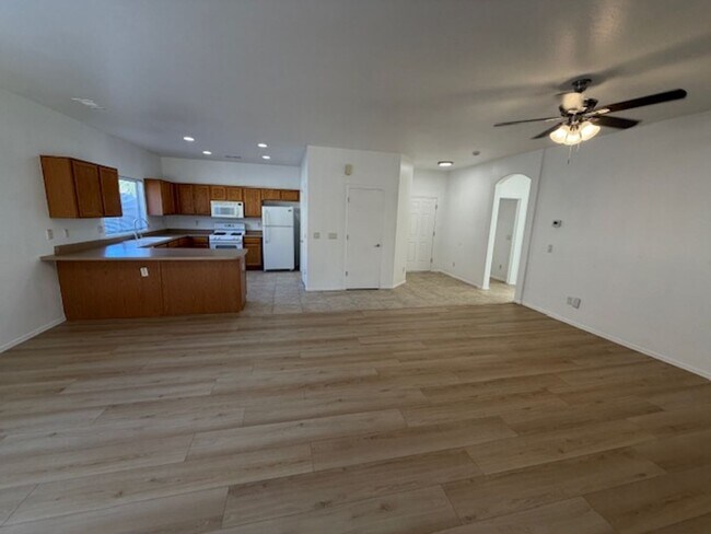 Building Photo - MOVE IN SPECIAL! Charming 3 Bed, 2 Bath in Surprise