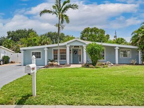 Building Photo - 3115 Bay Dr