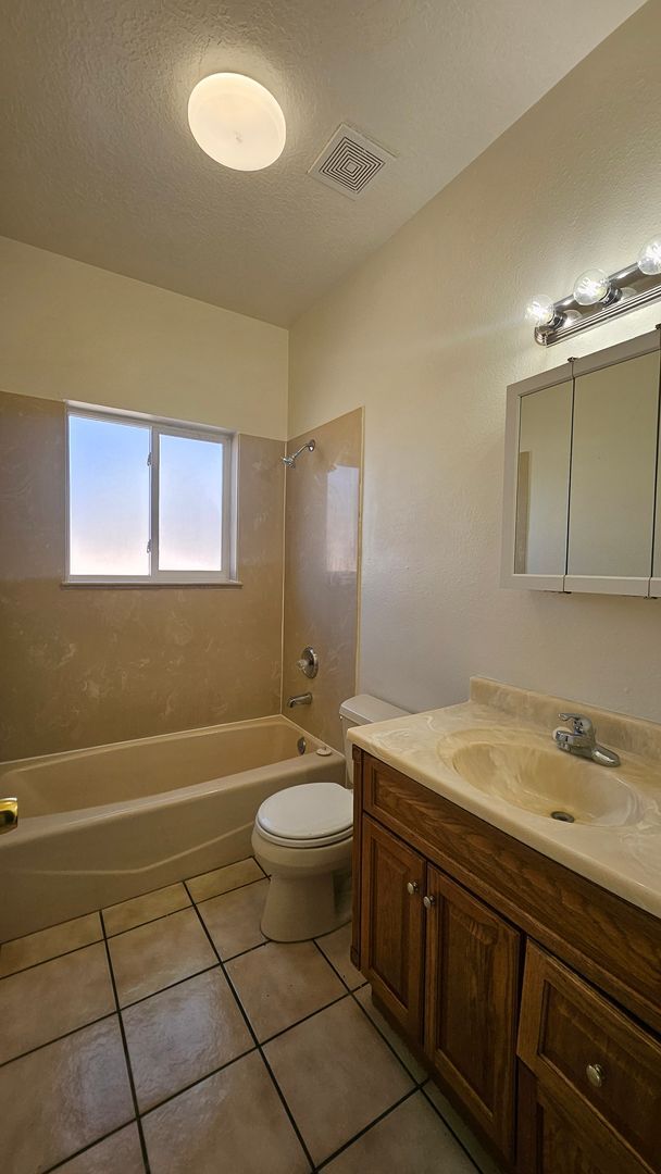 Building Photo - 5401 Alice Ave NE