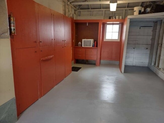 Building Photo - 2 bed 1 bath with large attached garage and fenced yard