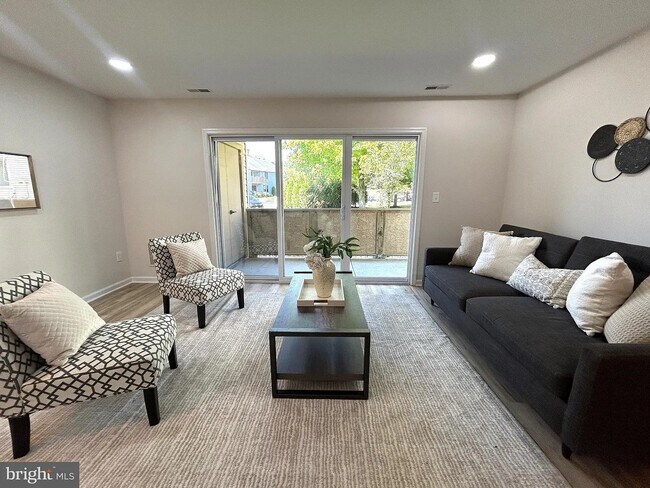 Building Photo - 1113 The Woods