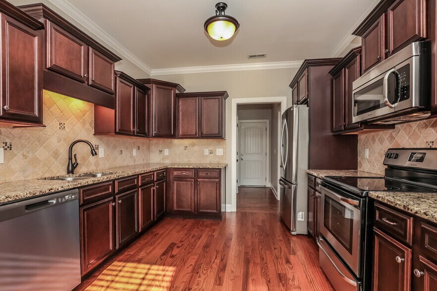 Building Photo - 1802 Walking Dr