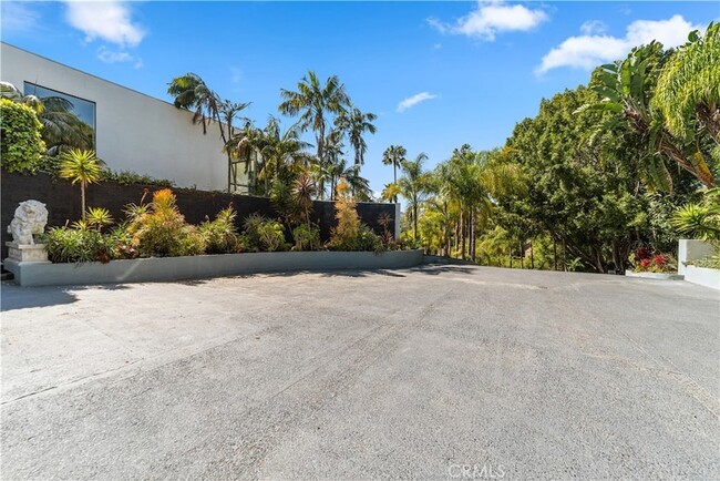 Building Photo - 1024 Summit Dr